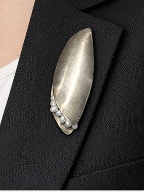 Vintage Silver Tone Pearl Brooch  Mid‑Century Modernist Design